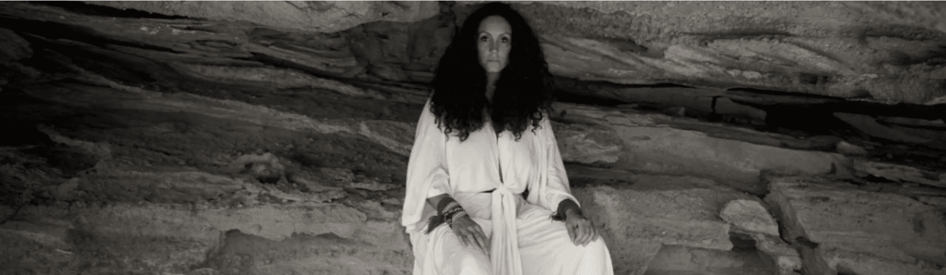 Em “Raízes”, Raíssa Fayet canta em crioulo, espanhol e aprofunda laços com a ancestralidade